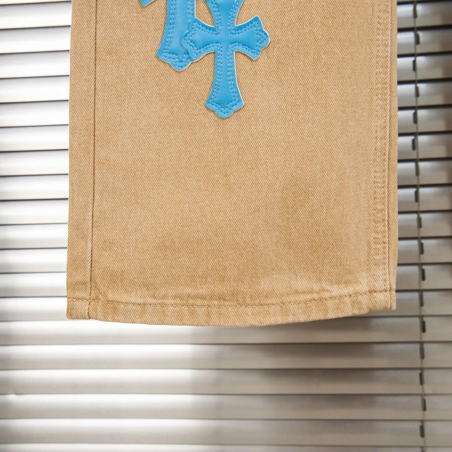 P240 Chrome Hearts 2025 New Light Blue Cross Leather Label Couple Washed Jeans This season’s hot item is sought after by countless celebrities and fashionistas. The neat details of the cutting process add color to the playful fashion! The neat and meticulous design, and the well-fitting structure is unique. The upper body not only has outstanding recognition, but also looks younger and younger. A style with the ultimate wearing meaning and performance, gorgeous color matching, and the craftsmanship of this style is also extremely extraordinary. After the finished product is washed, it is disassembled and hand-made with sheepskin cross leather and then spliced ​​together to complete. The whole piece has too many craftsmanship to describe. It is decorated with patchwork cross flowers and high-waisted washed jeans! ! Absolutely high-end luxury product, a god-level single product, a super popular product, made with top heavy industry, a magic weapon that cannot be missed. Style number: 1867# Size: 28 30 32 34 Color: khaki blue